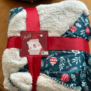 NWT Motif holiday luxury berber throw.